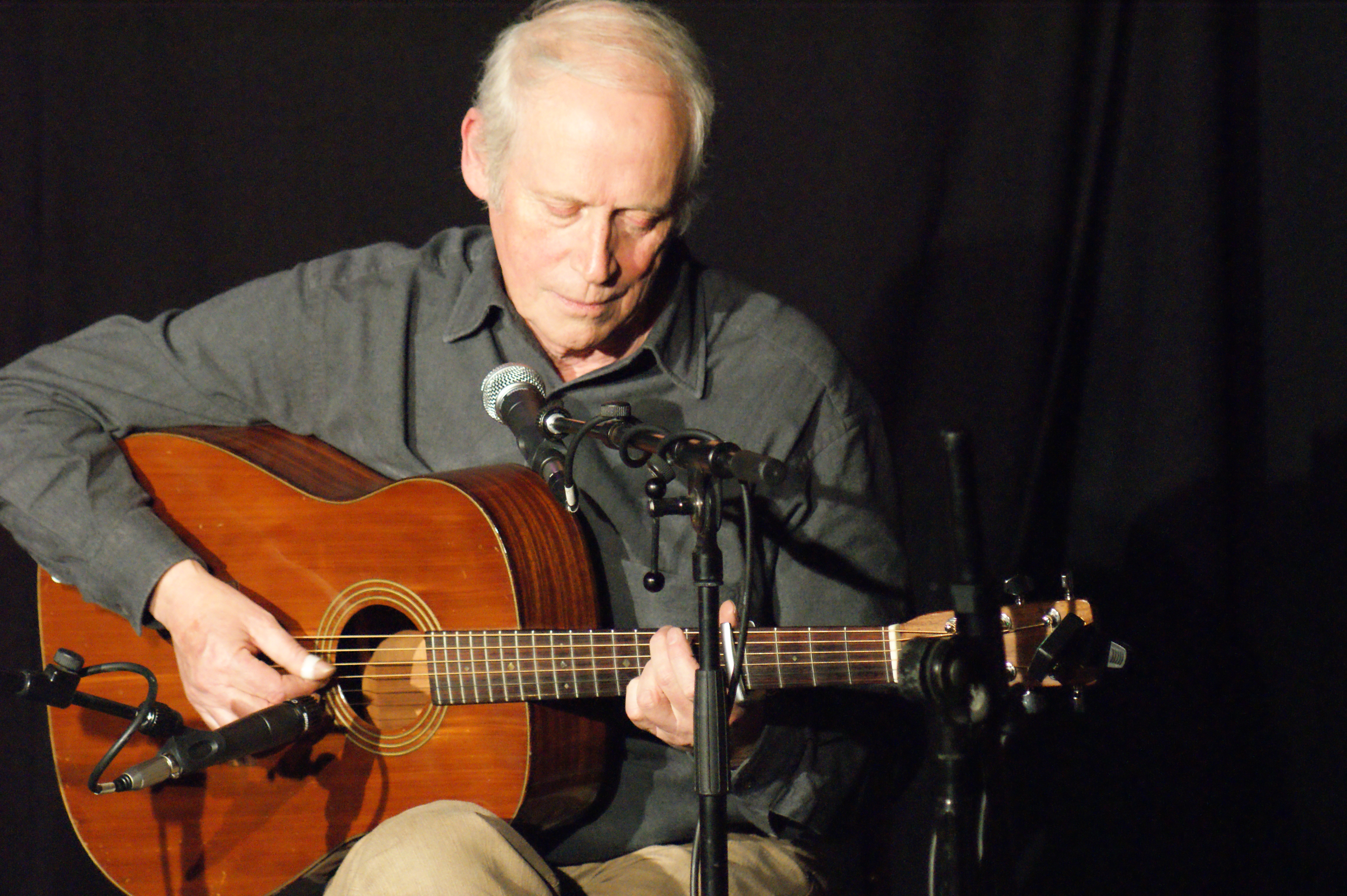 A legend of folk music, Archie Fisher, will appear in a house concert in Fort Bragg 11/11/16.